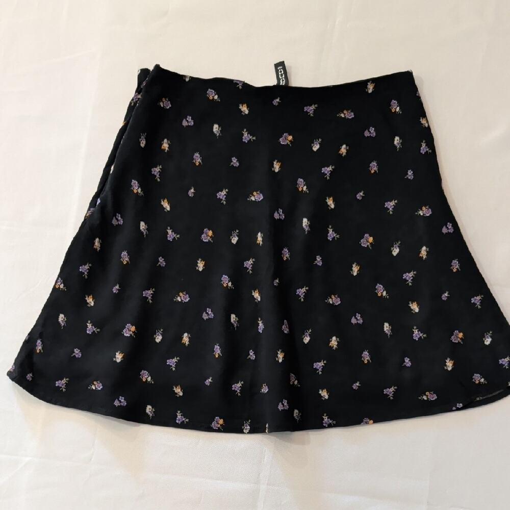 Black Ditsy Floral Mini A-Line Skirt Size 6 Coquette Soft Girl Summer - Picture 2 of 7